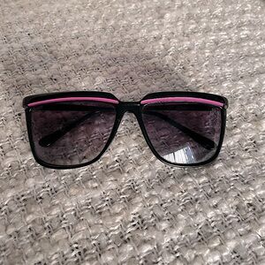 BETSEY JOHNSON - Vintage Sunnies